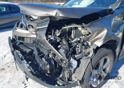 2015 Toyota Rav4 Xle z USA, uszkodzony, nr VIN JTMRFREV8FD136750